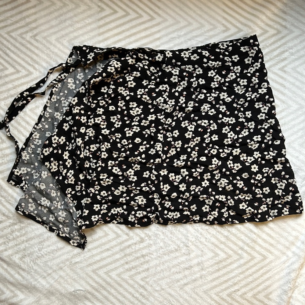 Aéropostale black and white tie floral skirt